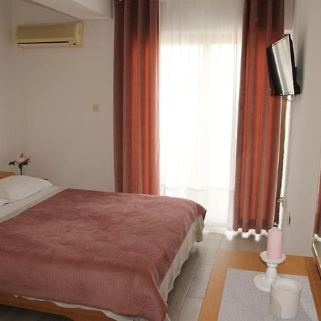 Motel "Tri Lovca" クニン エクステリア 写真