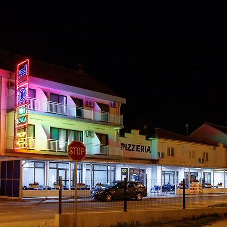 Motel "Tri Lovca" クニン エクステリア 写真