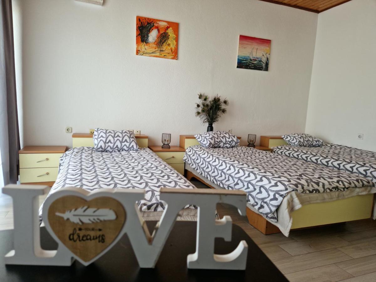 Motel "Tri Lovca" クニン エクステリア 写真
