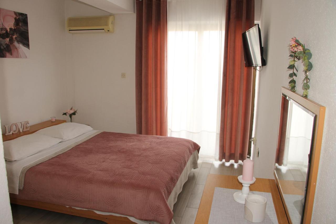 Motel "Tri Lovca" クニン エクステリア 写真