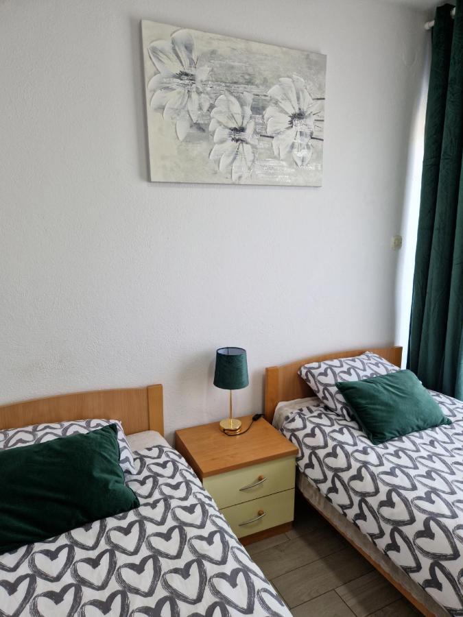 Motel "Tri Lovca" クニン エクステリア 写真