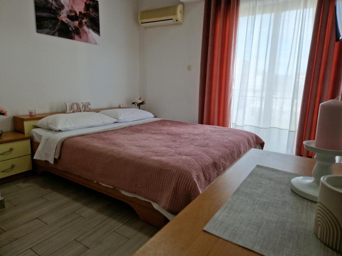 Motel "Tri Lovca" クニン エクステリア 写真