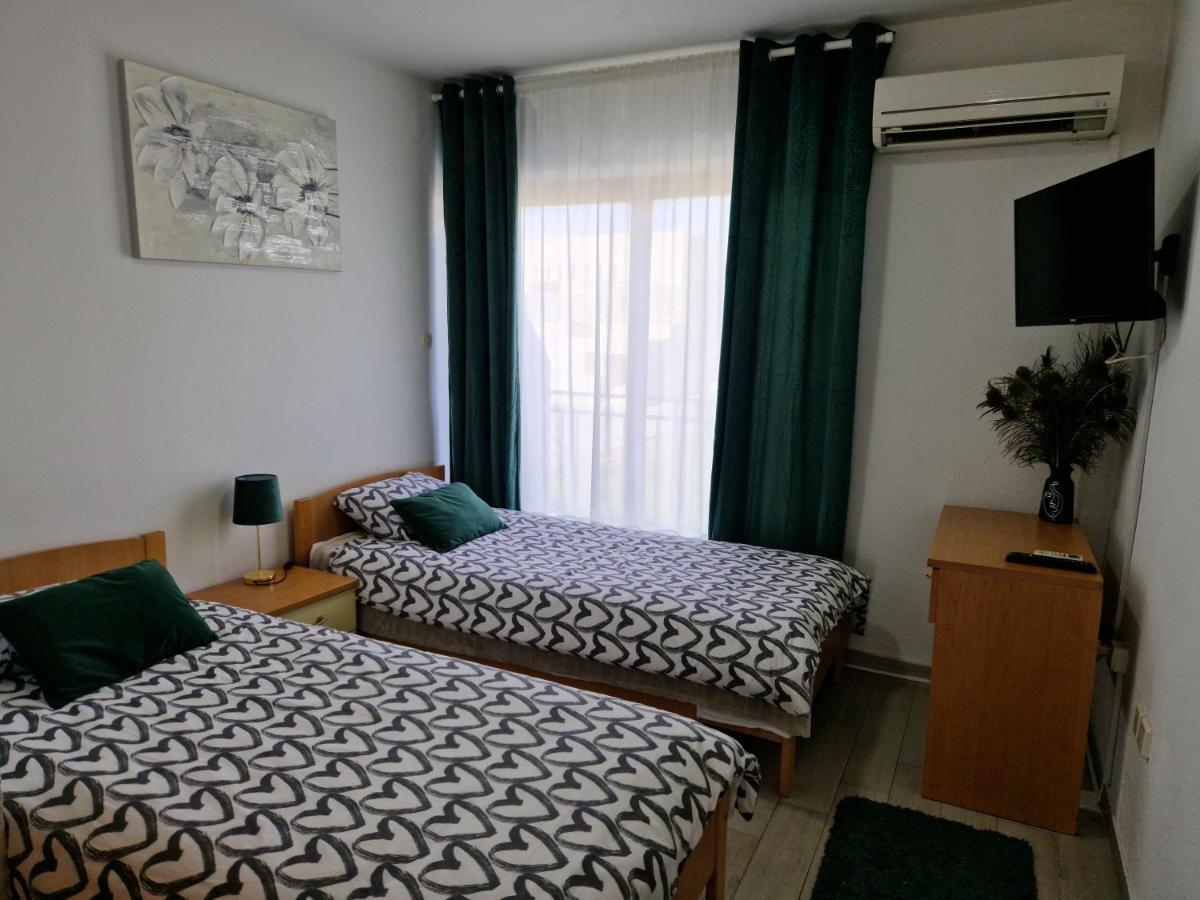 Motel "Tri Lovca" クニン エクステリア 写真