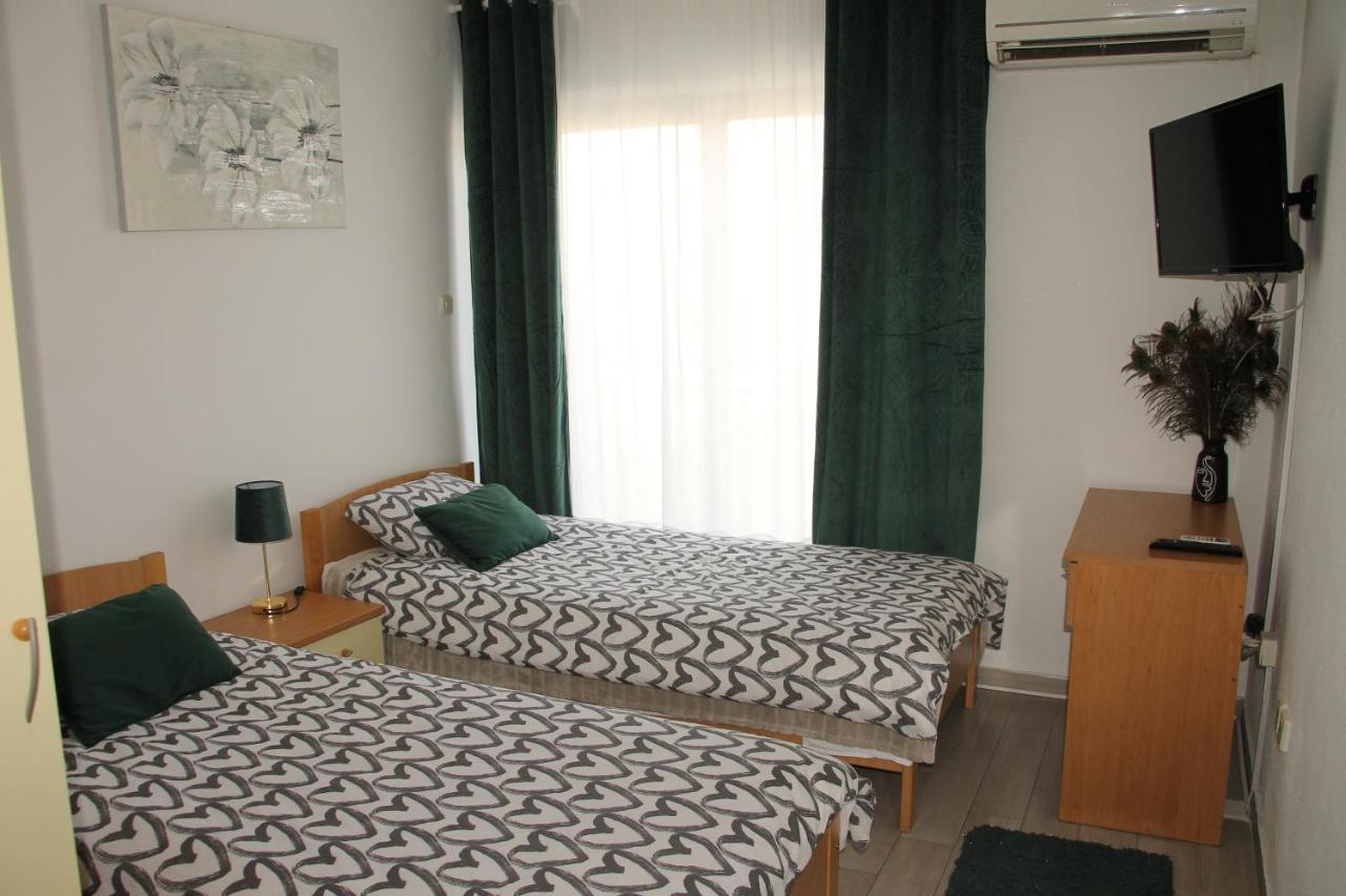 Motel "Tri Lovca" クニン エクステリア 写真