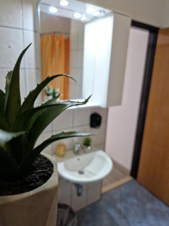 Motel "Tri Lovca" クニン エクステリア 写真
