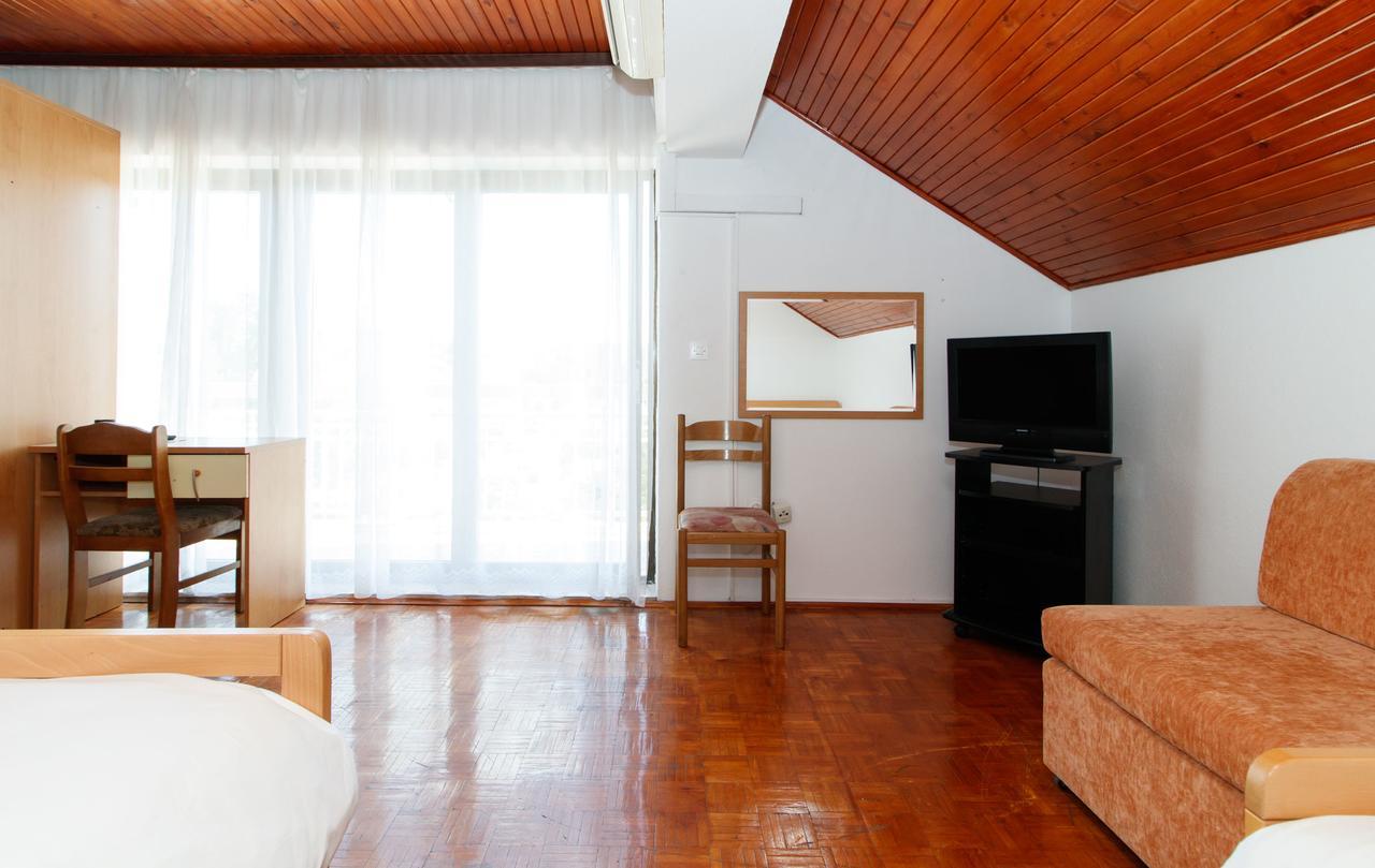 Motel "Tri Lovca" クニン エクステリア 写真