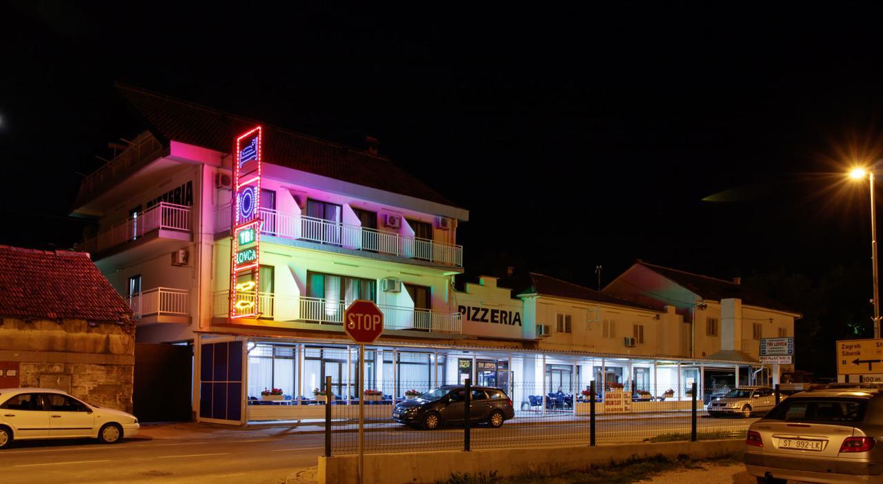 Motel "Tri Lovca" クニン エクステリア 写真