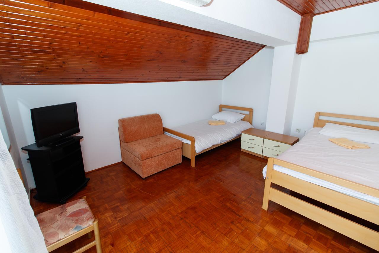 Motel "Tri Lovca" クニン エクステリア 写真